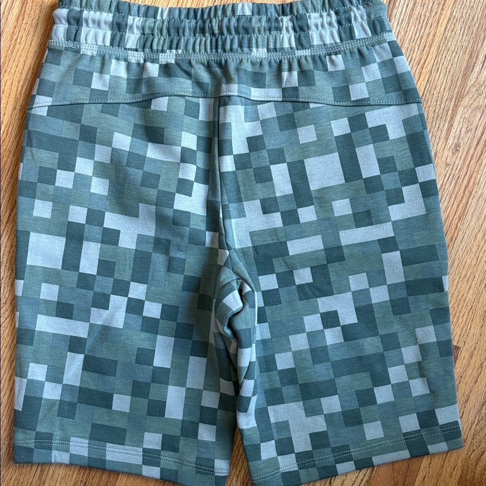 GAP sie 12 Green Pixel Pattern Camp Athletic Shorts - Picture 3 of 3